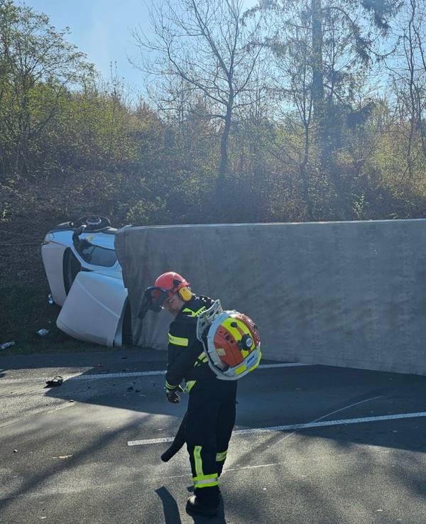 Ein umgestürzter Lkw liegt auf der Fahrbahn.