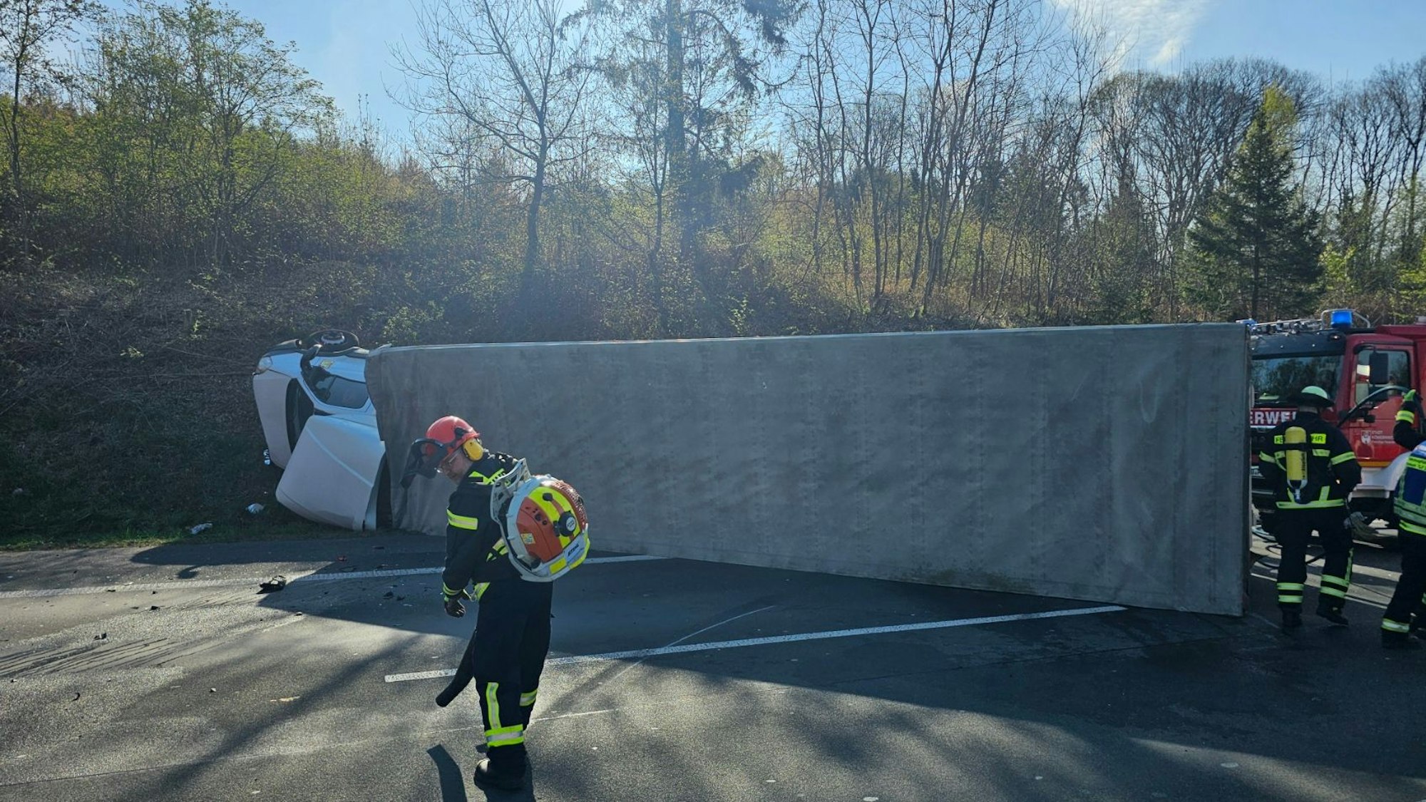 Ein umgestürzter Lkw liegt auf der Fahrbahn.