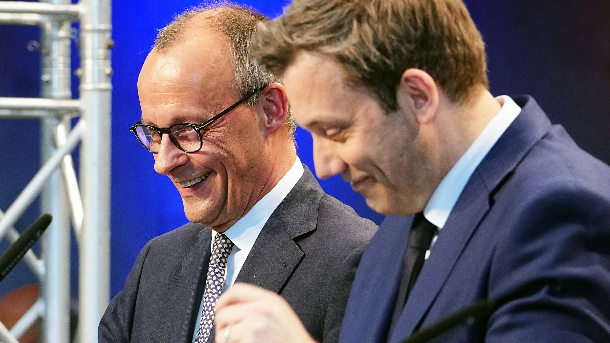 CDU-Chef Friedrich Merz (l.) und SPD-Chef Lars Klingbeil geben eine Pressekonferenz der Parteivorsitzenden von Union und SPD zur Vorstellung des Koalitionsvertrages im Paul-Löbe-Haus.