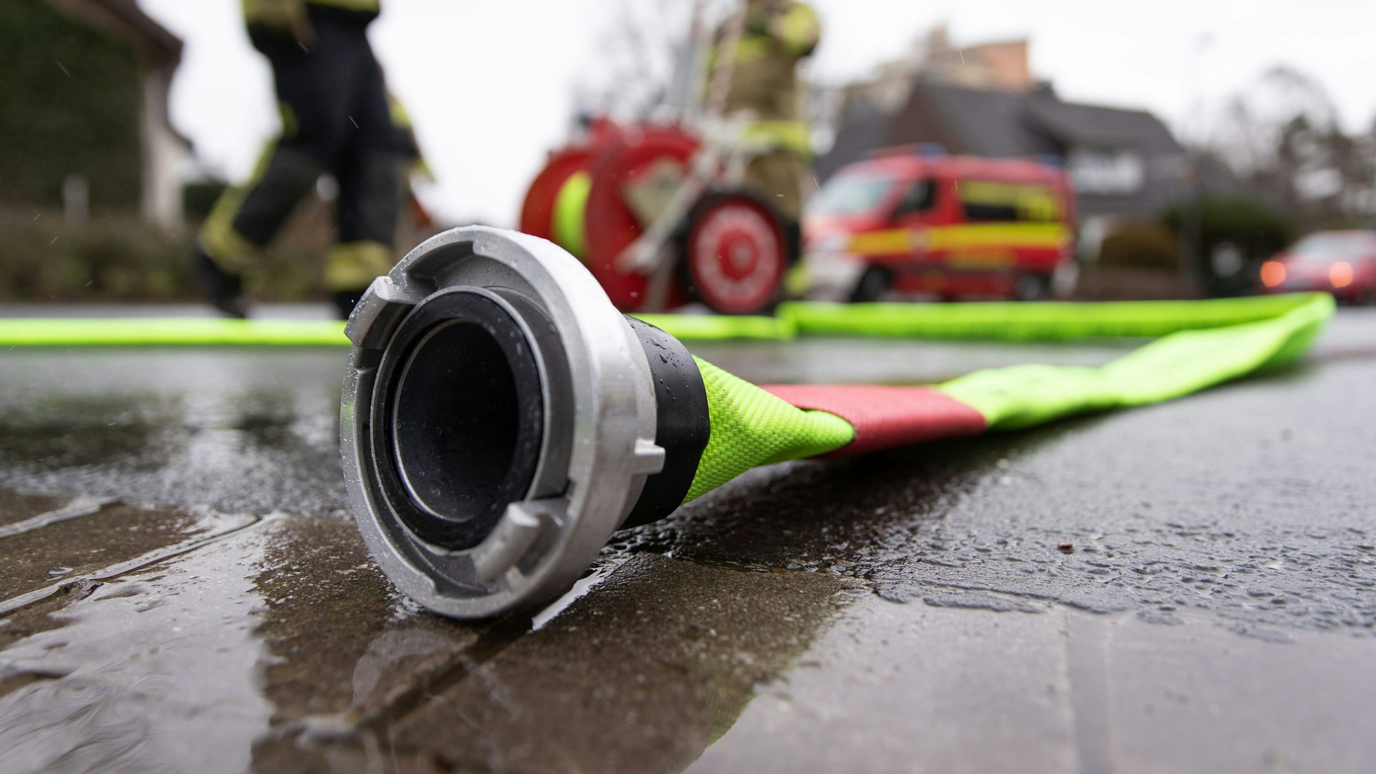 Ein Löschschlauch der Feuerwehr liegt auf der Straße (Symbolfoto)