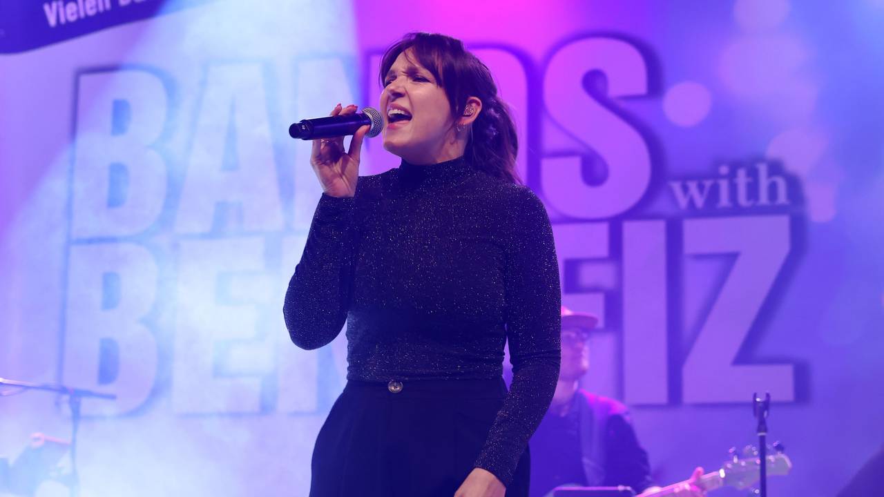 Die Kölner Komikerin Carolin Kebekus am 24. April 2024 auf einem Konzert in der Stadthalle Mülheim.
