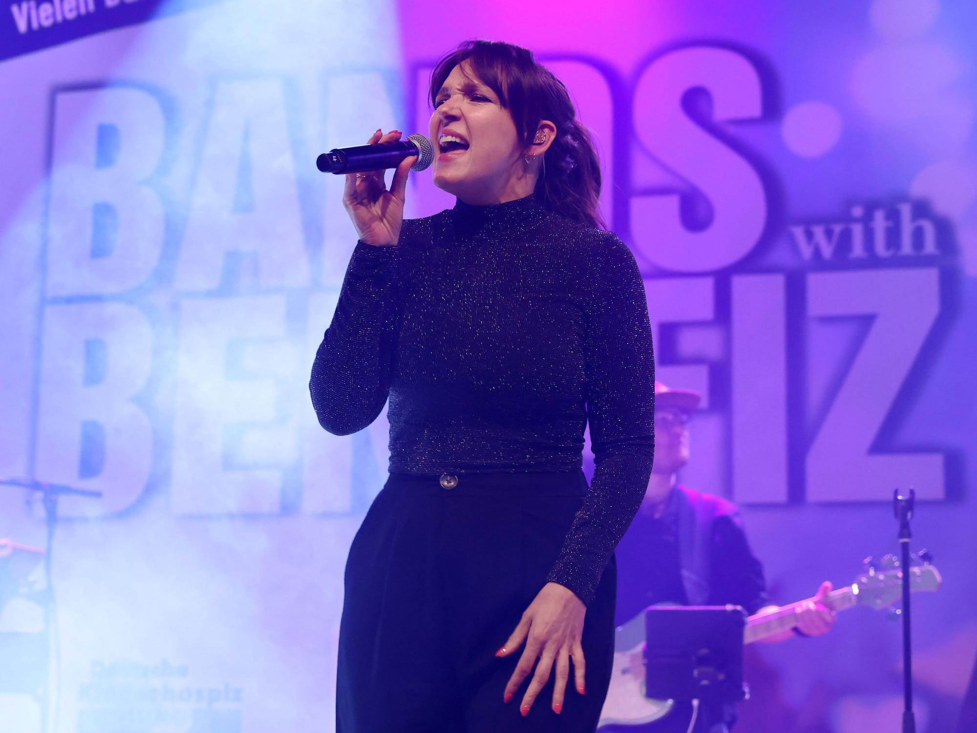 Die Kölner Komikerin Carolin Kebekus am 24. April 2024 auf einem Konzert in der Stadthalle Mülheim.