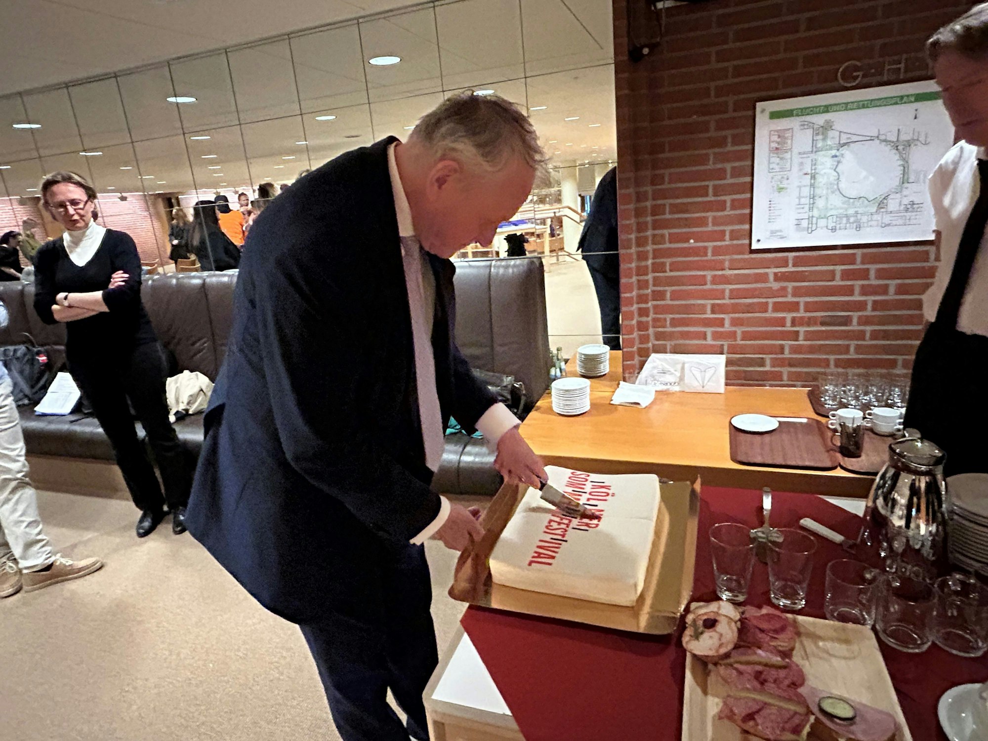 Louwrens Langevoort schneidet Torte.