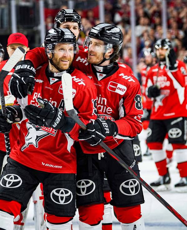 Die Kölner Haie feiern im vierten Halbfinalspiel gegen den ERC Ingolstadt am Mittwoch (9. April 2025) ihren dritten Sieg.