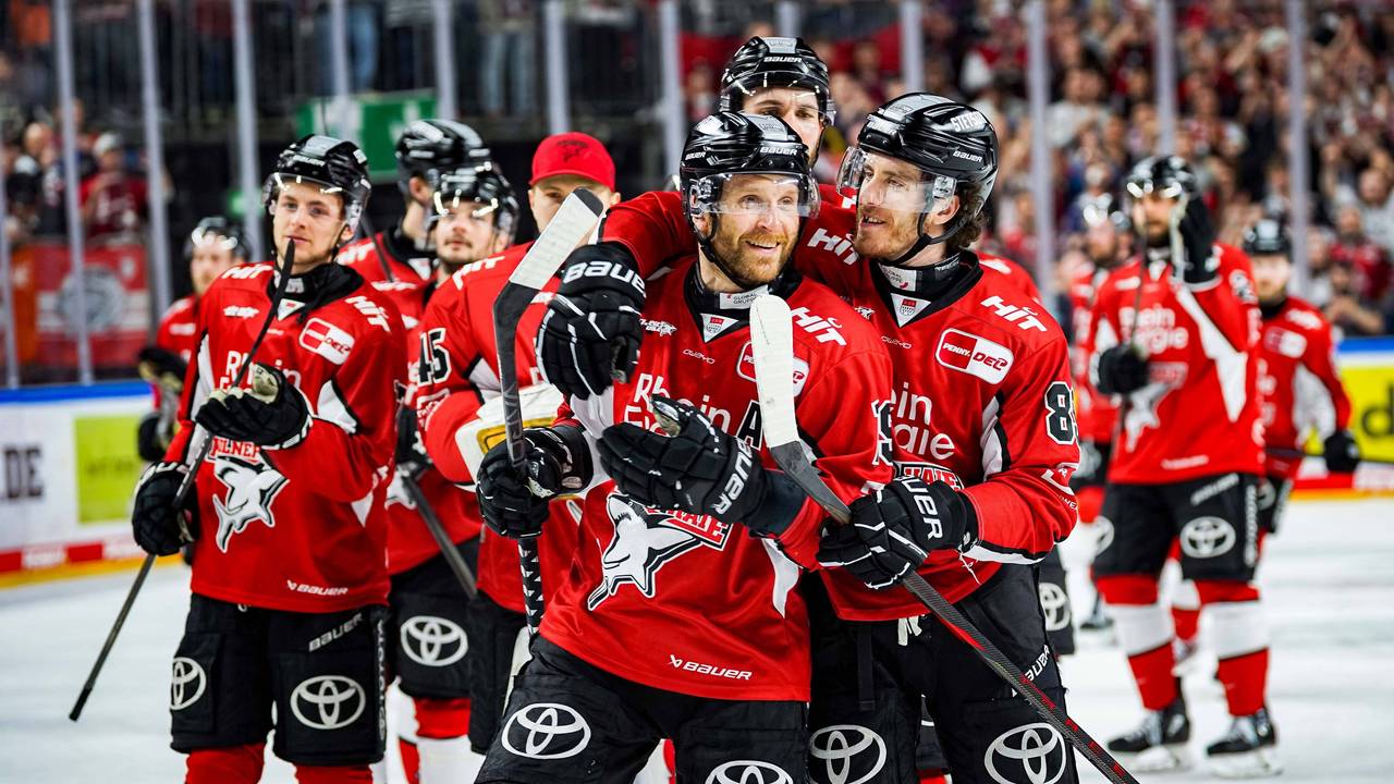 Die Kölner Haie feiern im vierten Halbfinalspiel gegen den ERC Ingolstadt am Mittwoch (9. April 2025) ihren dritten Sieg.