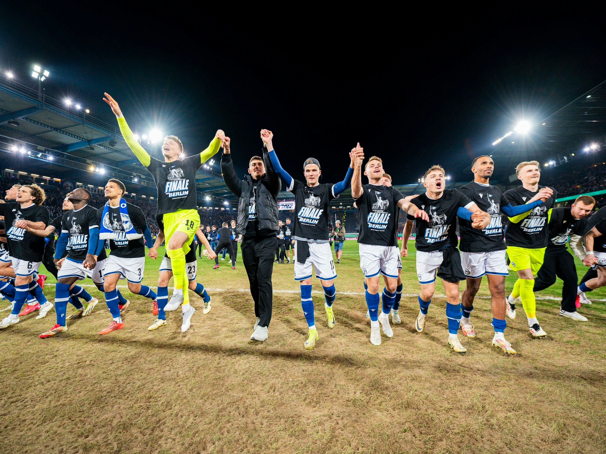 Arminia Bielefeld feiert nach Abpfiff den Einzug in das DFB-Pokalfinale.