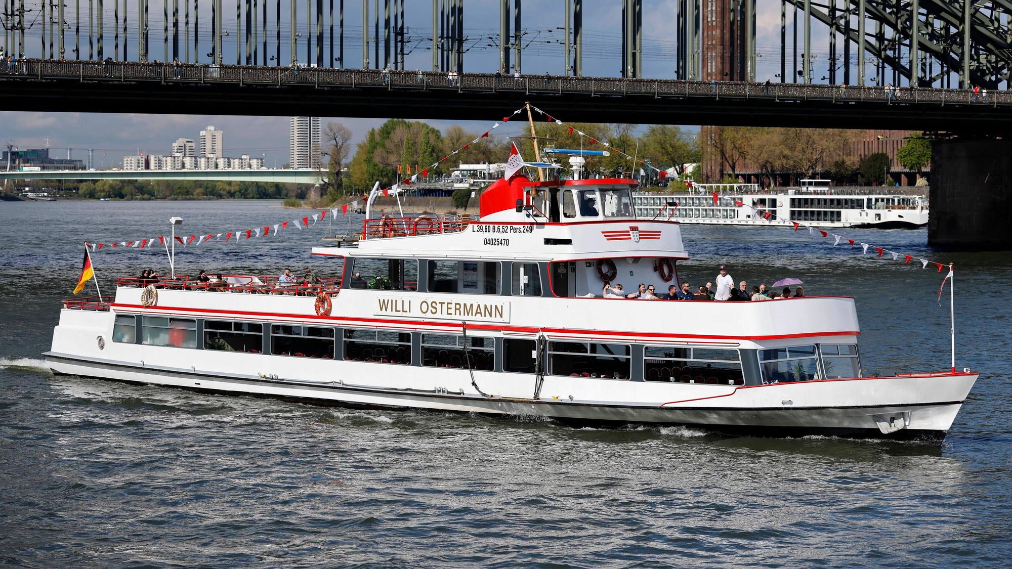 Das Rheinschiff MS Willi Ostermann fährt auf dem Rhein.