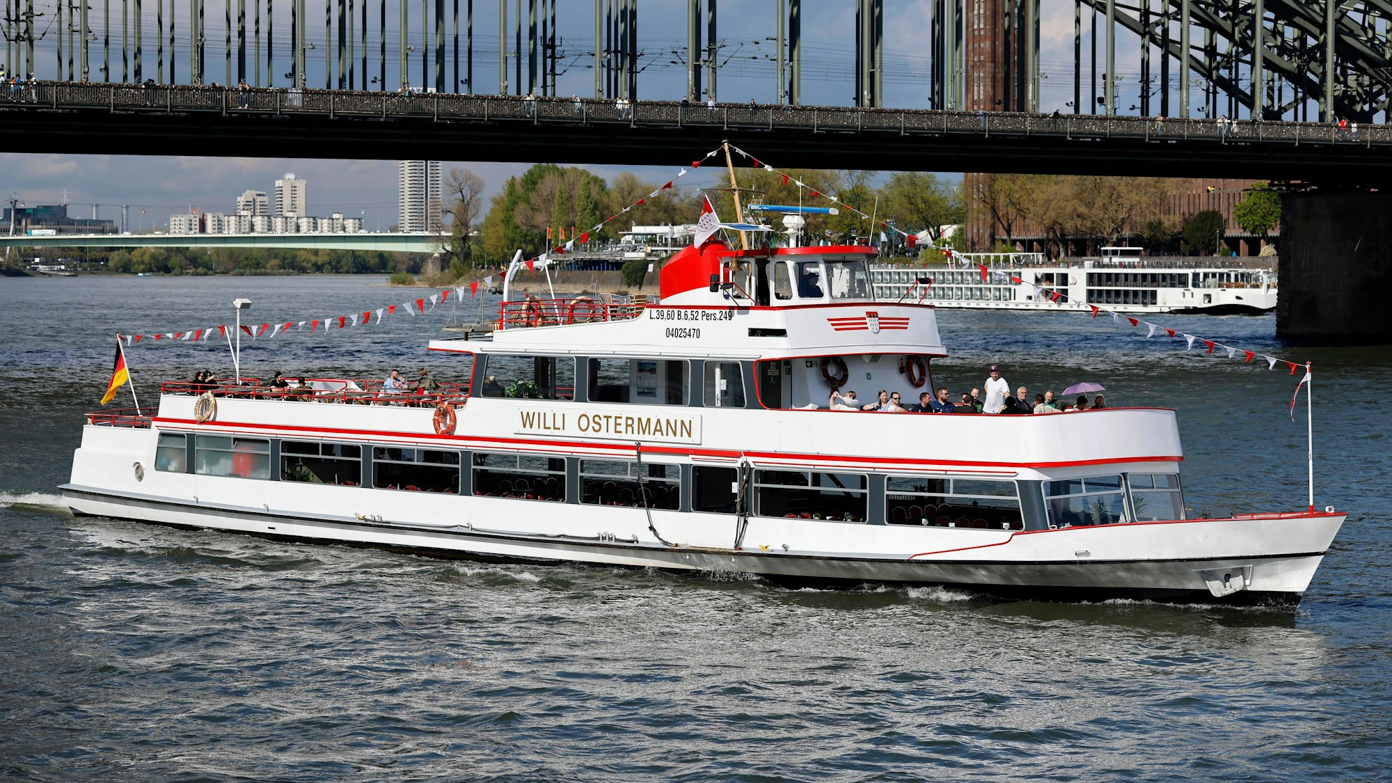 Das Rheinschiff MS Willi Ostermann fährt auf dem Rhein.