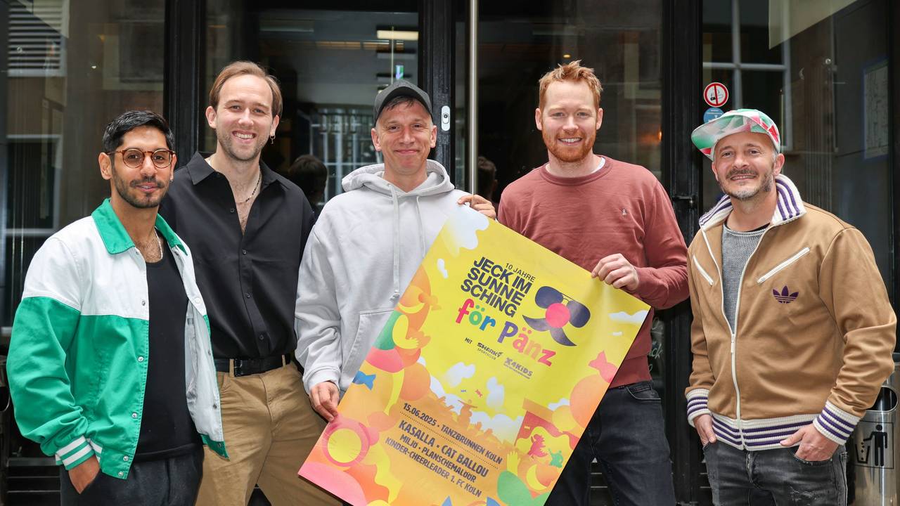 Juri Rother, Yannick Richter, Basti Campmann, Nils Schreiber und Hannes Feder posieren für „Jeck im Sunnesching för Pänz“.