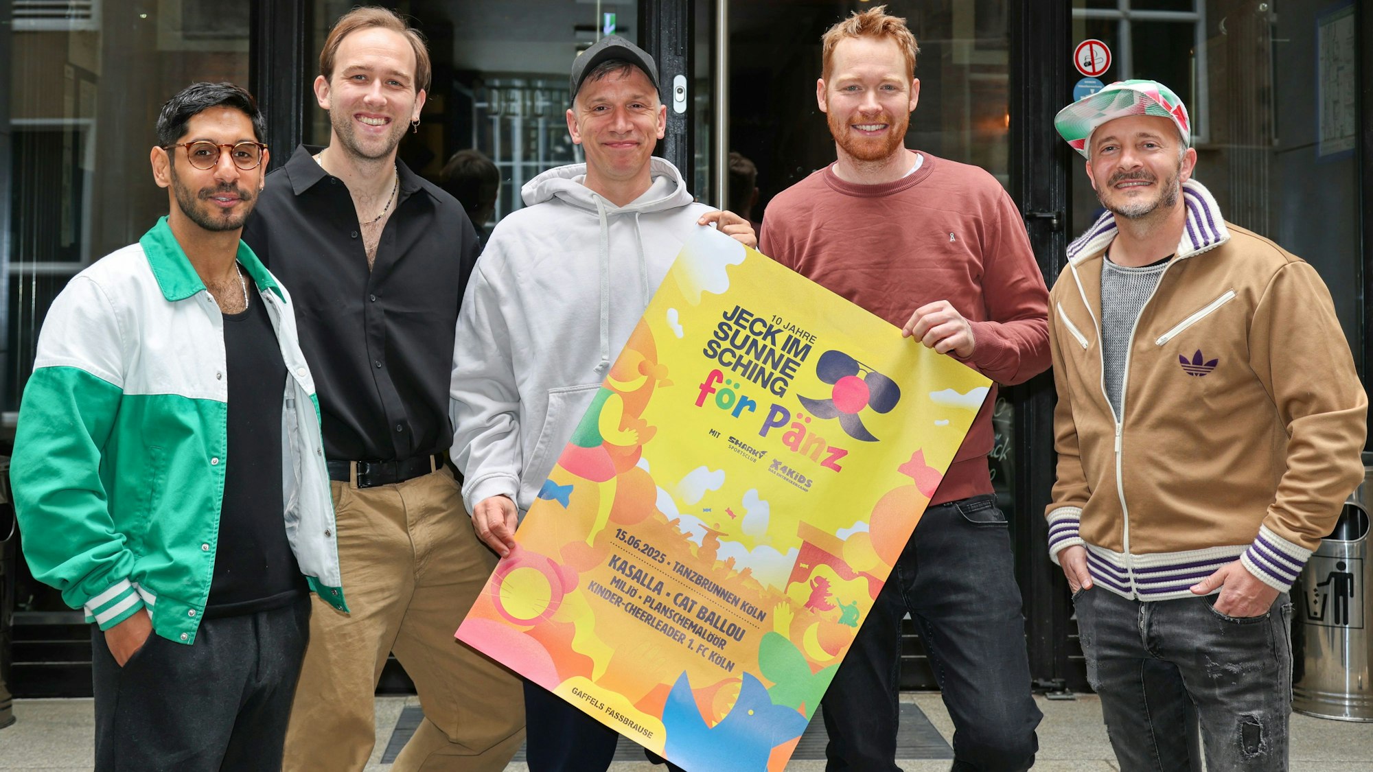 Juri Rother, Yannick Richter, Basti Campmann, Nils Schreiber und Hannes Feder posieren für „Jeck im Sunnesching för Pänz“.