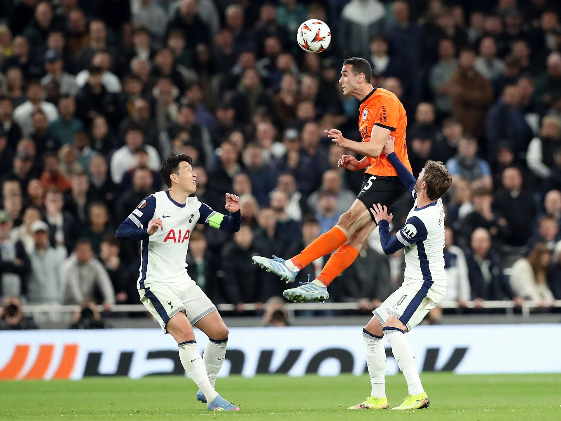 Ellyes Skhiri springt zum Kopfball.