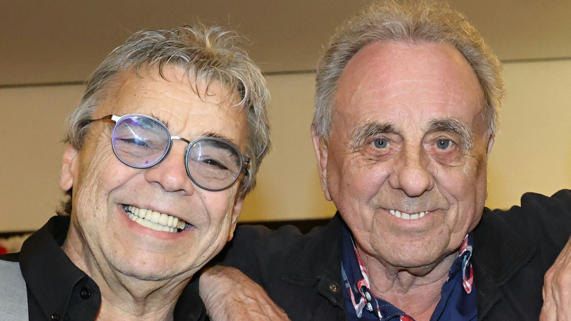 Micky Brühl und Erry Stoklosa posieren gemeinsam.