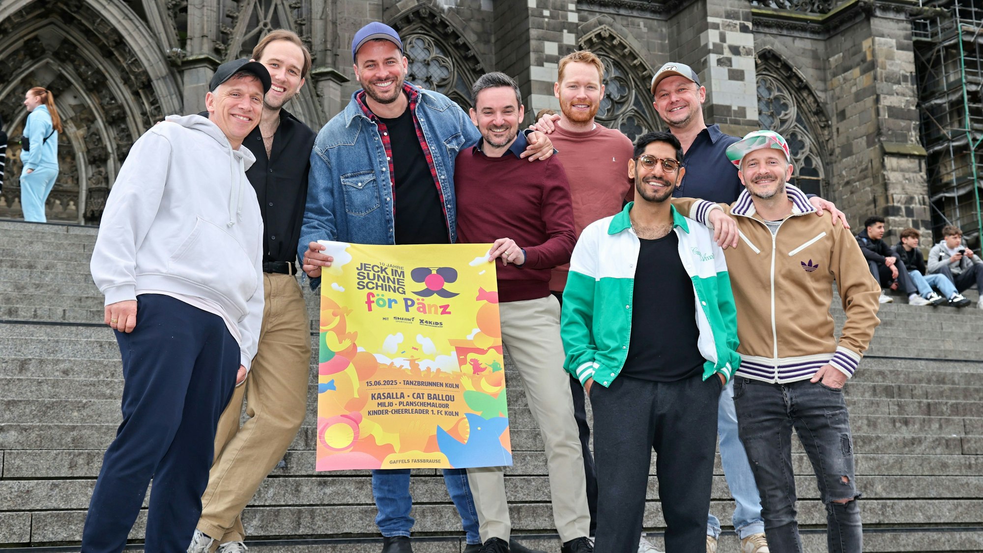 Gruppenfoto von „Jeck im Sunnesching“ auf der Domtreppe.
