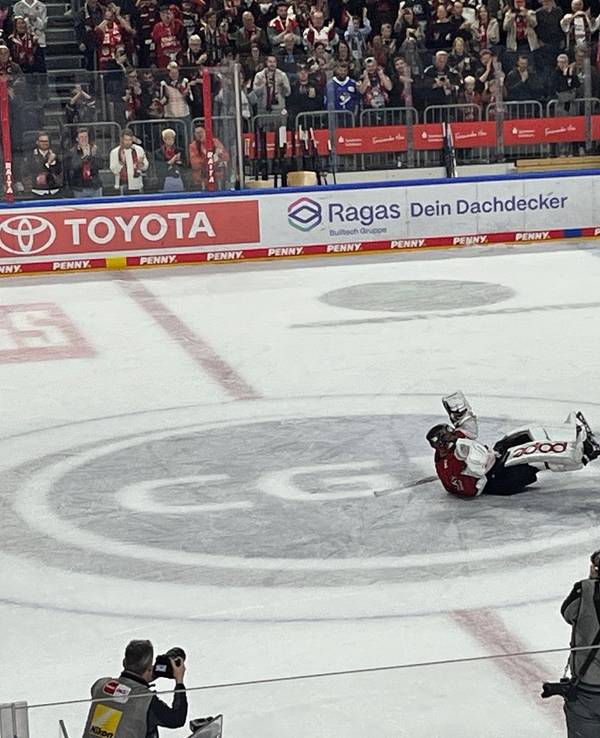 Julius Hudacek (Kölner Haie) lässt sich von den Fans feiern.