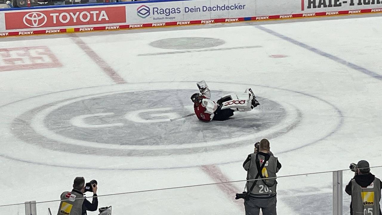 Julius Hudacek (Kölner Haie) lässt sich von den Fans feiern.