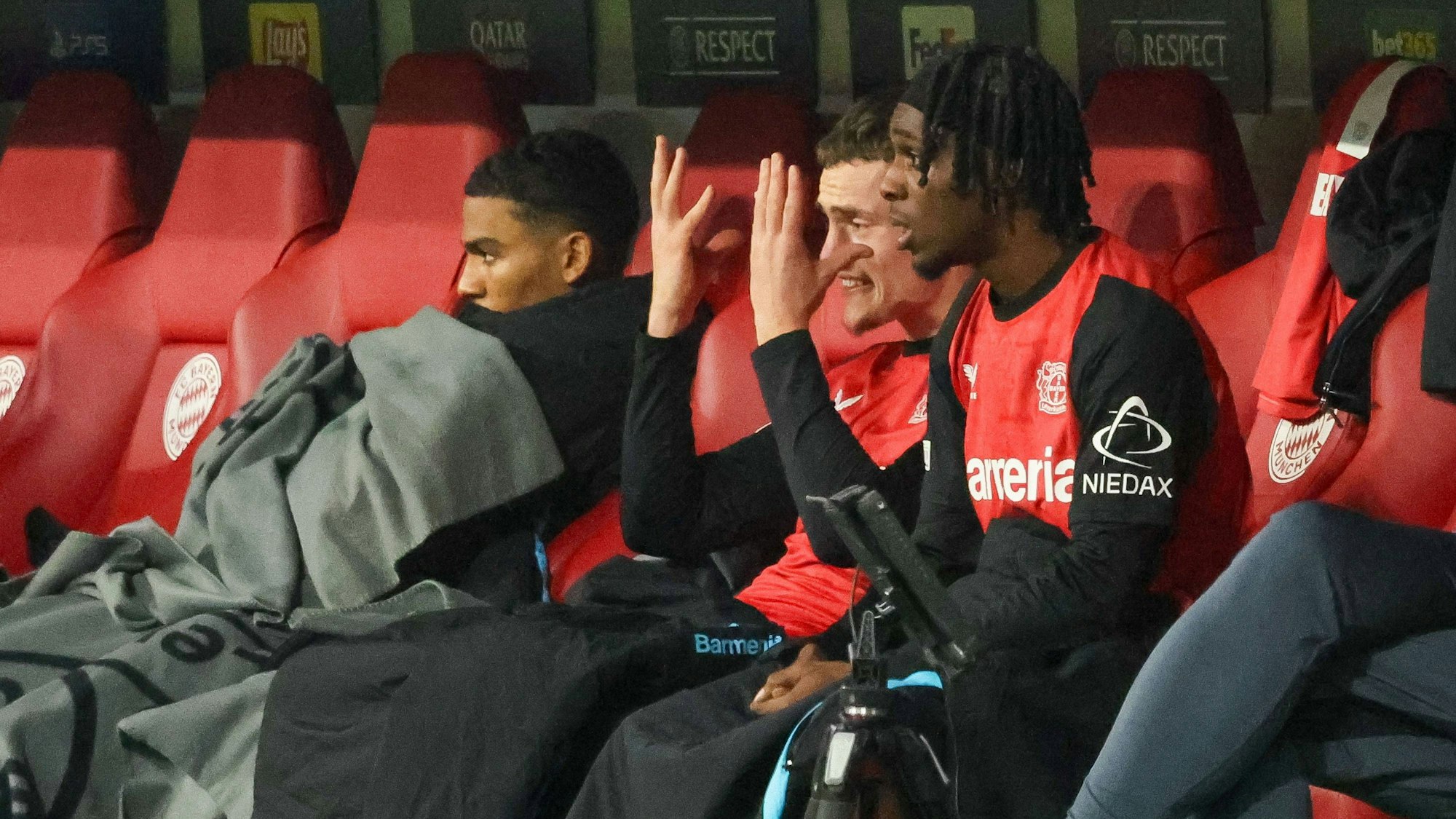 Florian Wirtz und Jeremie Frimpong reagieren gefrustet nach ihren Auswerchslungen gegen den FC Bayern.