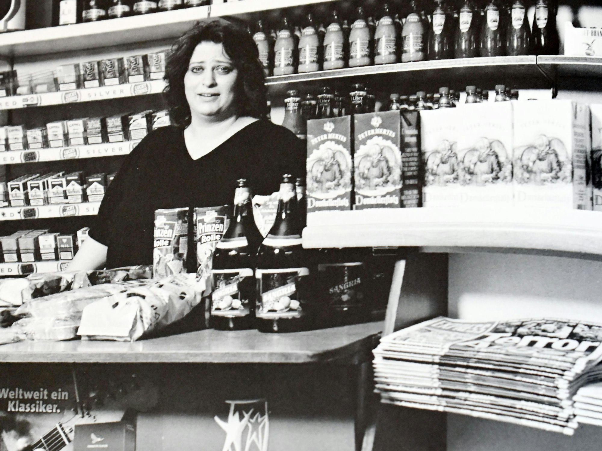 Eine Frau steht hinter einer Verkaufstheke.