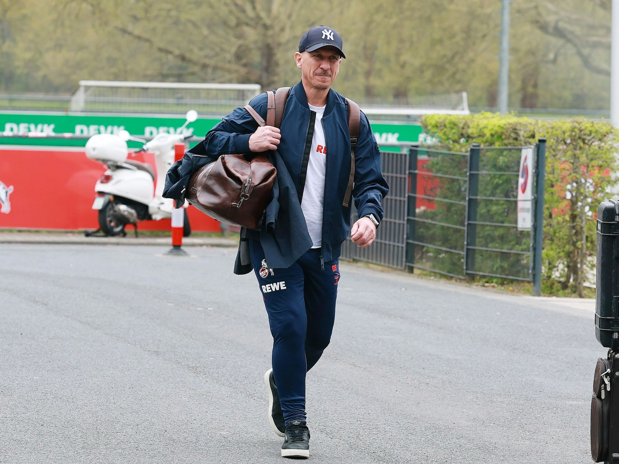 FC-Trainer Gerhard Struber am 10. April 2025 auf dem Weg zum Auswärtsspiel gegen Greuther Fürth.