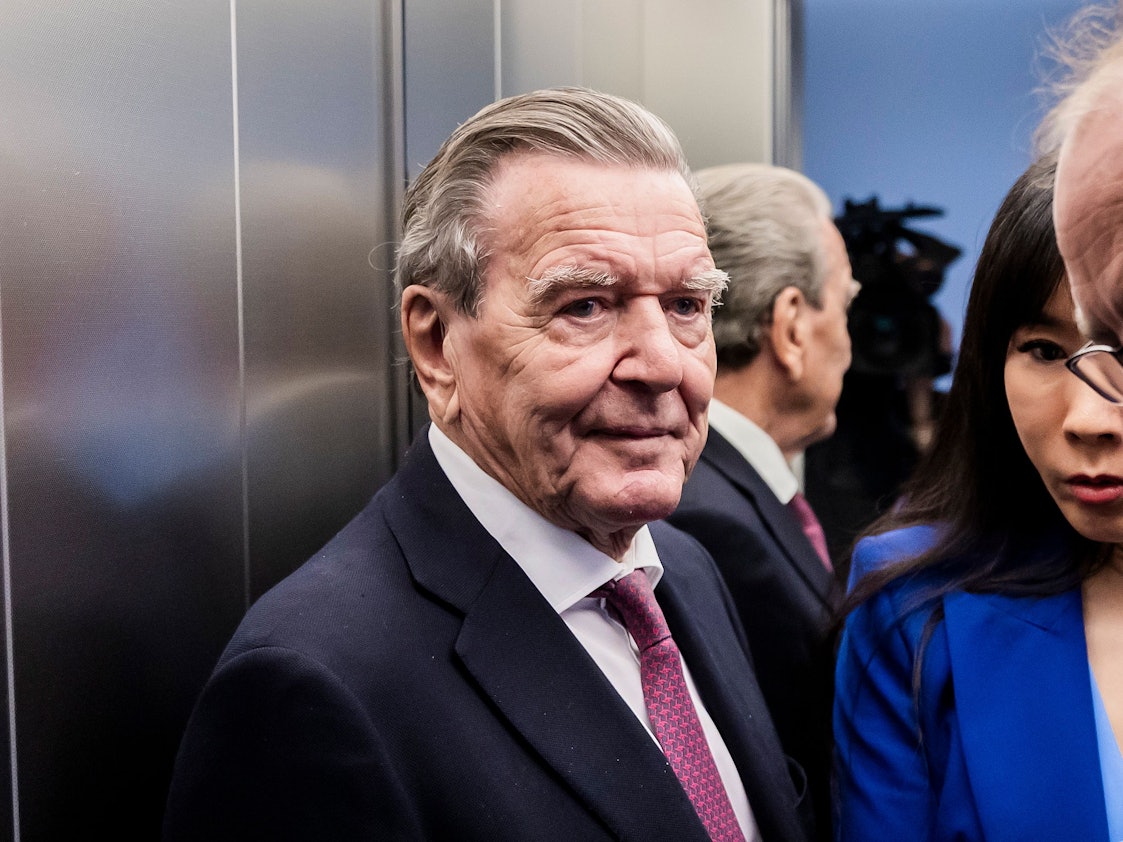 Altkanzler Gerhard Schröder (SPD, l), und seine Ehefrau Soyeon Schröder-Kim (M) stehen im Oberverwaltungsgericht (OVG) Berlin-Brandenburg nach der mündlichen Verhandlung im Prozess um den Verlust seines Büros im Bundestag in einem Aufzug.