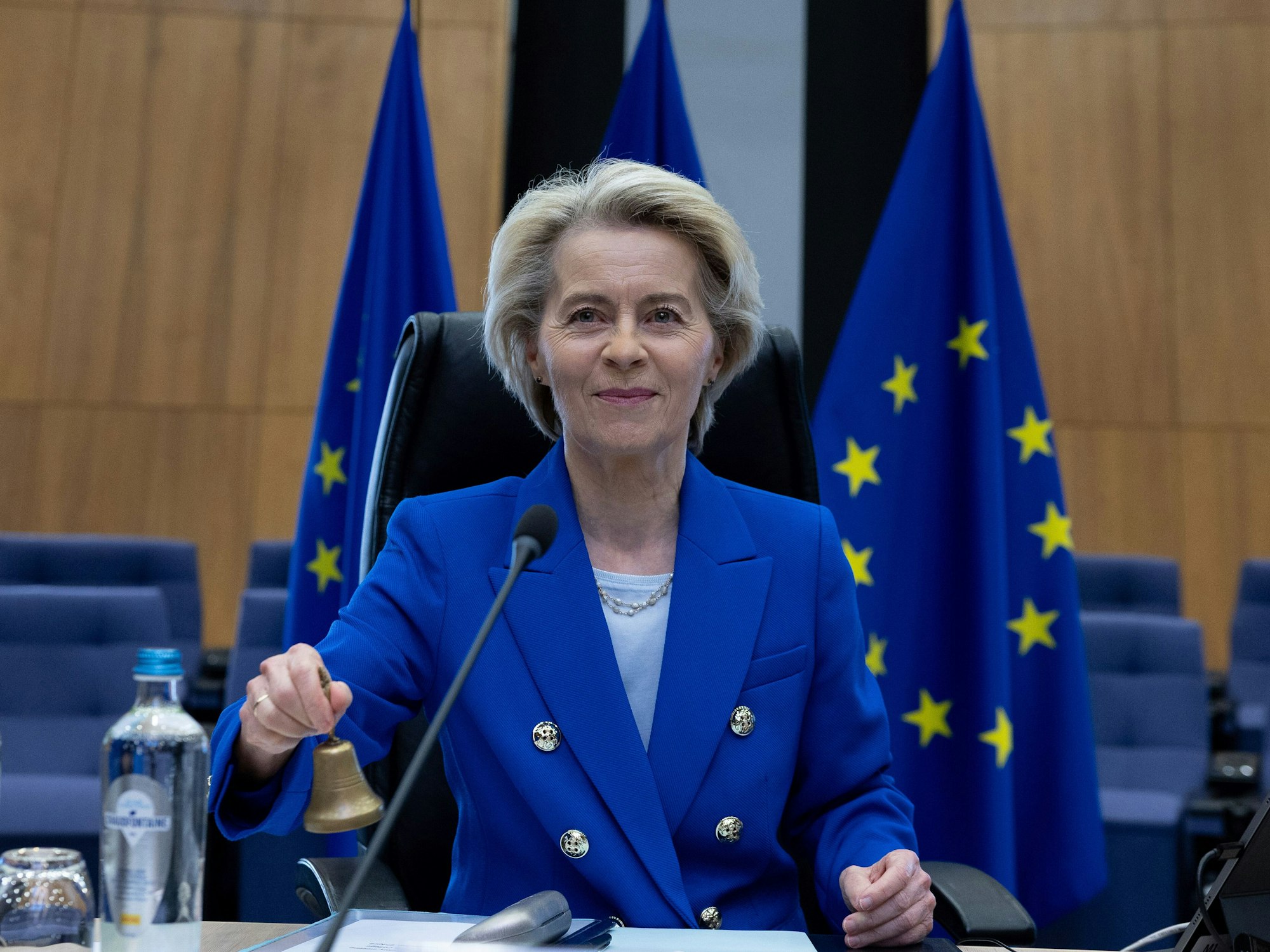 Die Präsidentin der Europäischen Kommission, Ursula von der Leyen, läutet am 9. April 2025 eine Glocke, um den Beginn der wöchentlichen Sitzung des Kollegiums der Kommissare am EU-Hauptsitz zu starten.