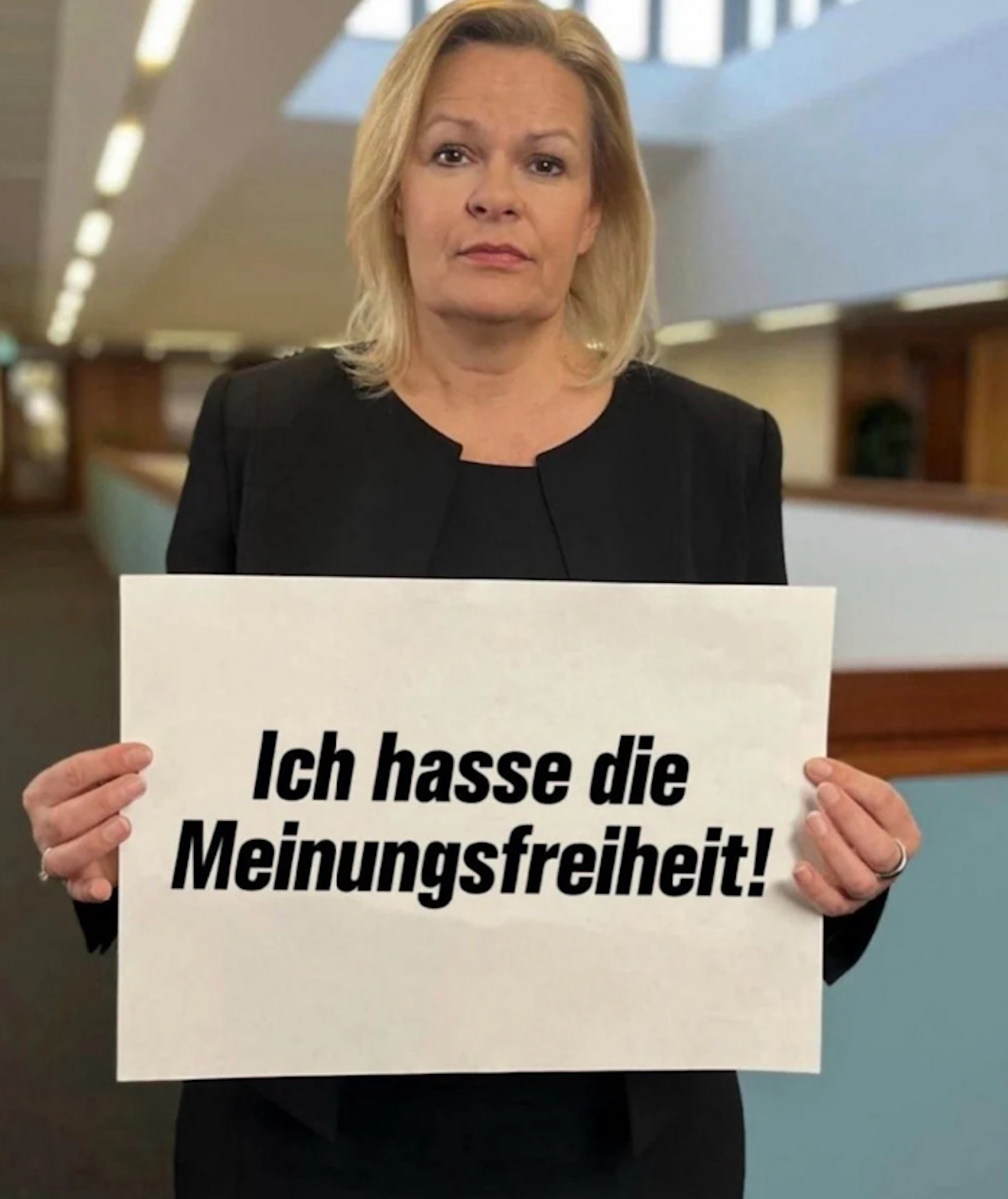 dieses vom „Deutschland-Kurier“ manipulierte Bild mit Nancy Faeser geht es. Im Original gedenkt Faeser den Opfern des Nationalsozialismus: „We remember“ („Wir gedenken“) steht auf dem Schild.