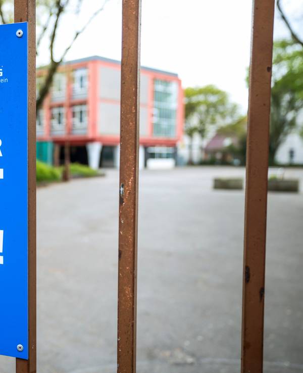 An einer Schule in Duisburg wurde ein Schild montiert, das den Zutritt untersagt.