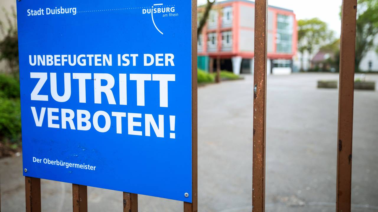 An einer Schule in Duisburg wurde ein Schild montiert, das den Zutritt untersagt.