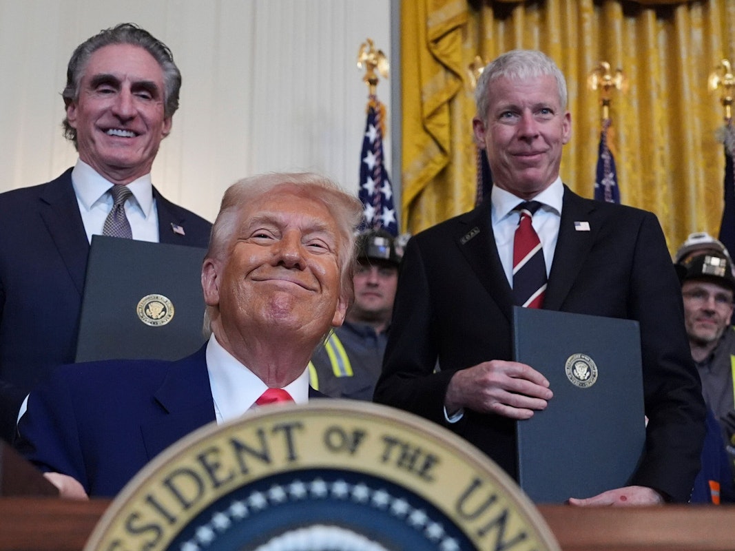 US-Präsident Donald Trump lächelt, als er während einer Veranstaltung im East Room des Weißen Hauses eine Anordnung unterzeichnet.