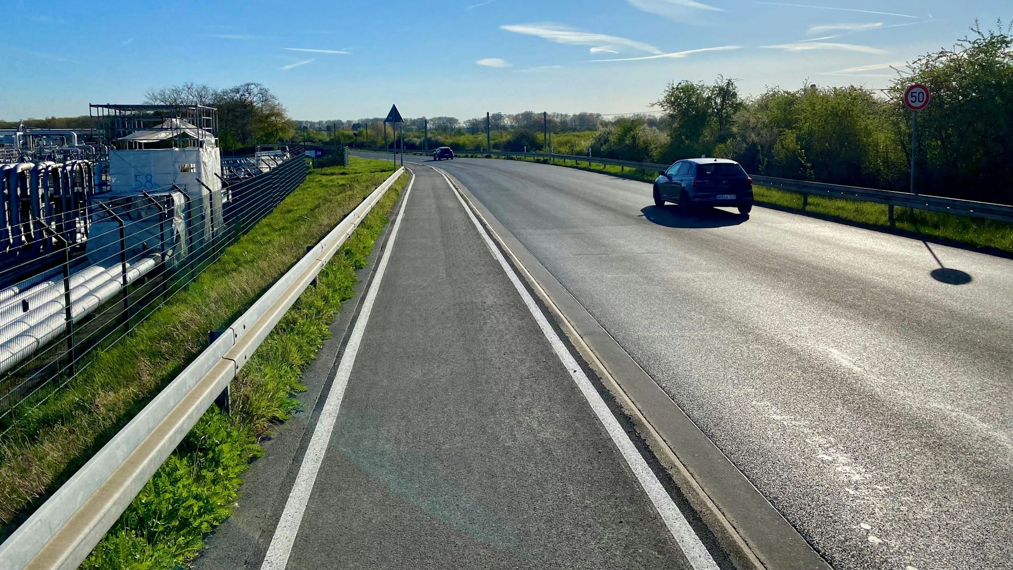 Die Industriestraße zwischen Godorf und Sürth: Hier fehlt die Markierung noch auf der Straße, während der Radweg bereits markiert ist.