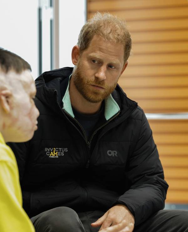 Auf diesem vom Superhumans Center zur Verfügung gestellten Foto sitzt Prinz Harry im Superhumans Center, einer orthopädischen Klinik in der Ukraine, mit einer Person, die im Krieg mit Russland verwundet wurde.