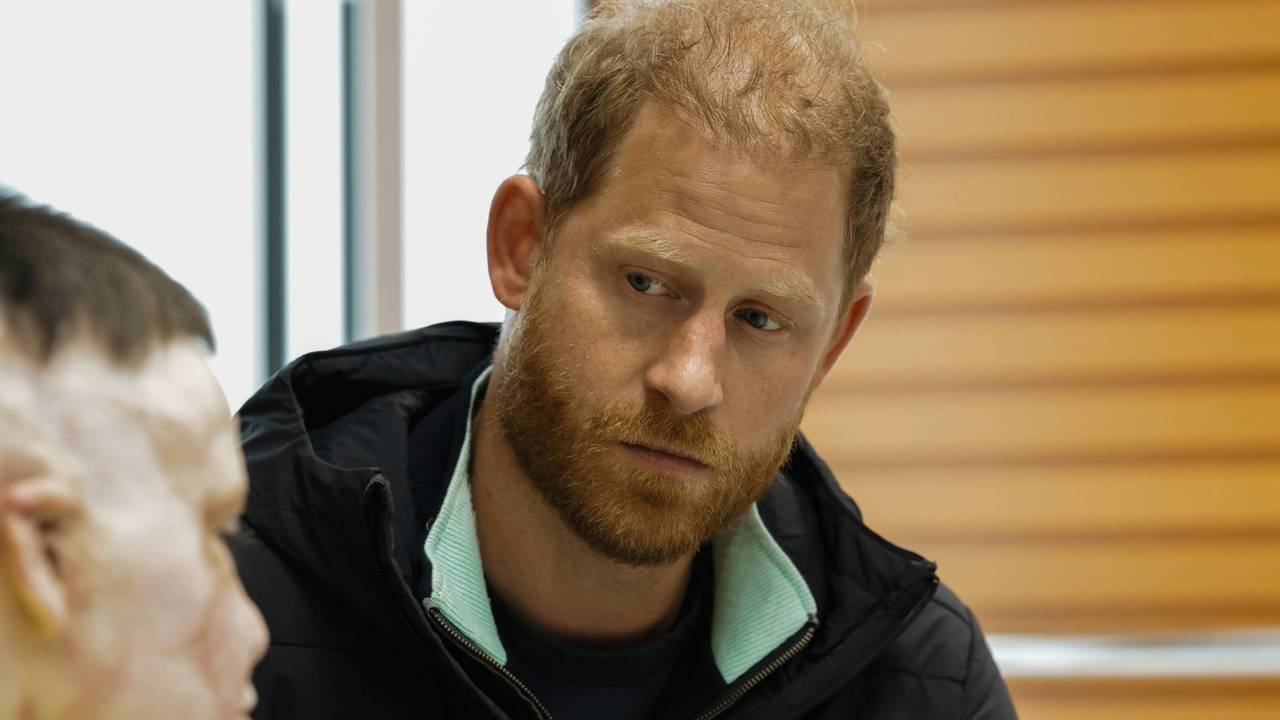 Auf diesem vom Superhumans Center zur Verfügung gestellten Foto sitzt Prinz Harry im Superhumans Center, einer orthopädischen Klinik in der Ukraine, mit einer Person, die im Krieg mit Russland verwundet wurde.