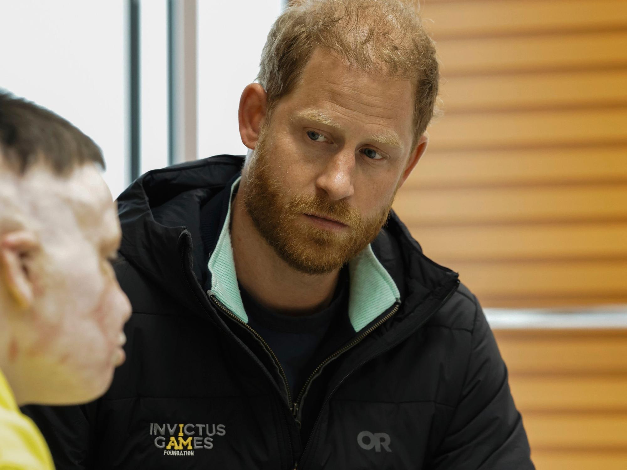 Auf diesem vom Superhumans Center zur Verfügung gestellten Foto sitzt Prinz Harry im Superhumans Center, einer orthopädischen Klinik in der Ukraine, mit einer Person, die im Krieg mit Russland verwundet wurde.