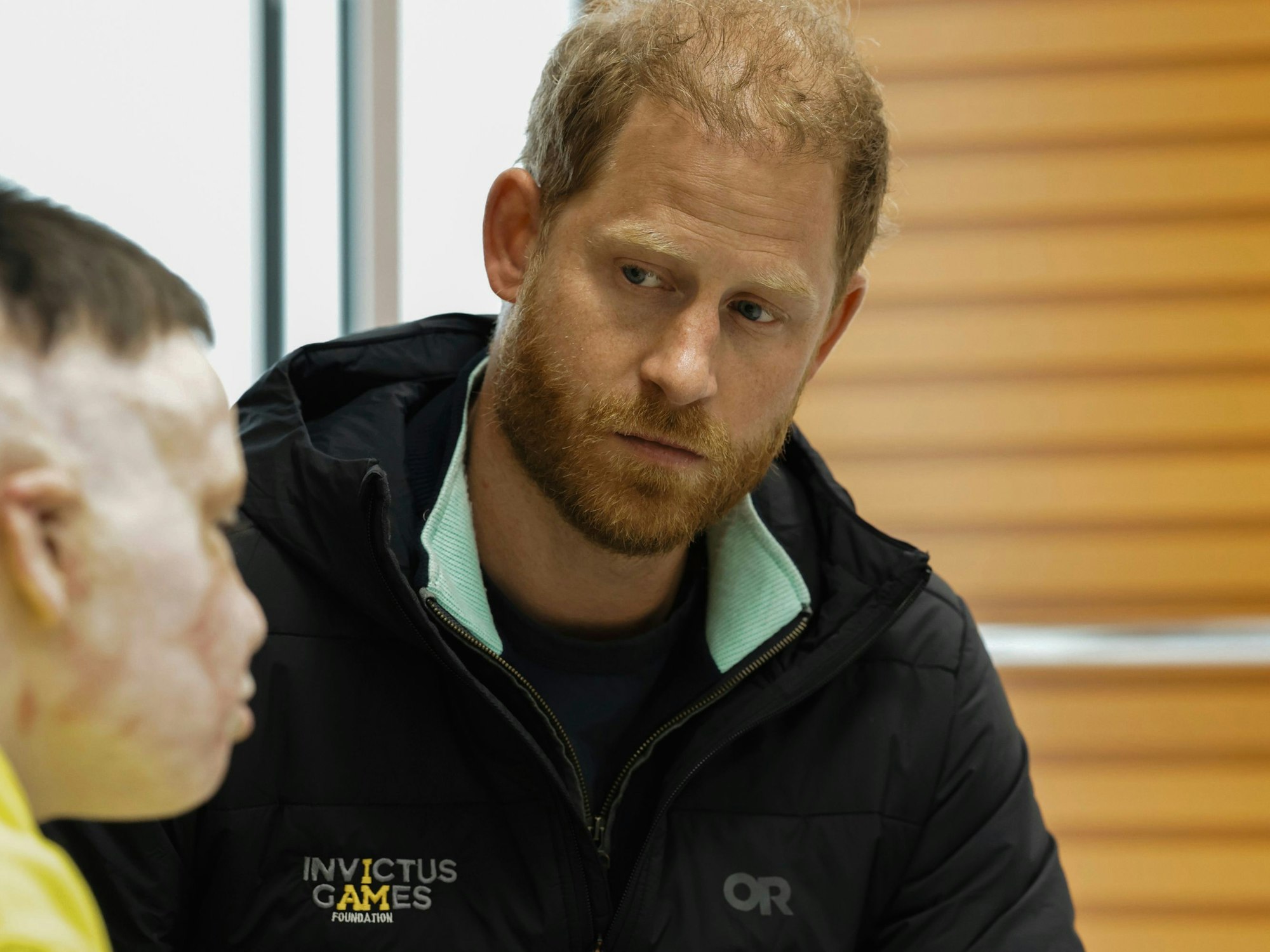 Auf diesem vom Superhumans Center zur Verfügung gestellten Foto sitzt Prinz Harry im Superhumans Center, einer orthopädischen Klinik in der Ukraine, mit einer Person, die im Krieg mit Russland verwundet wurde.