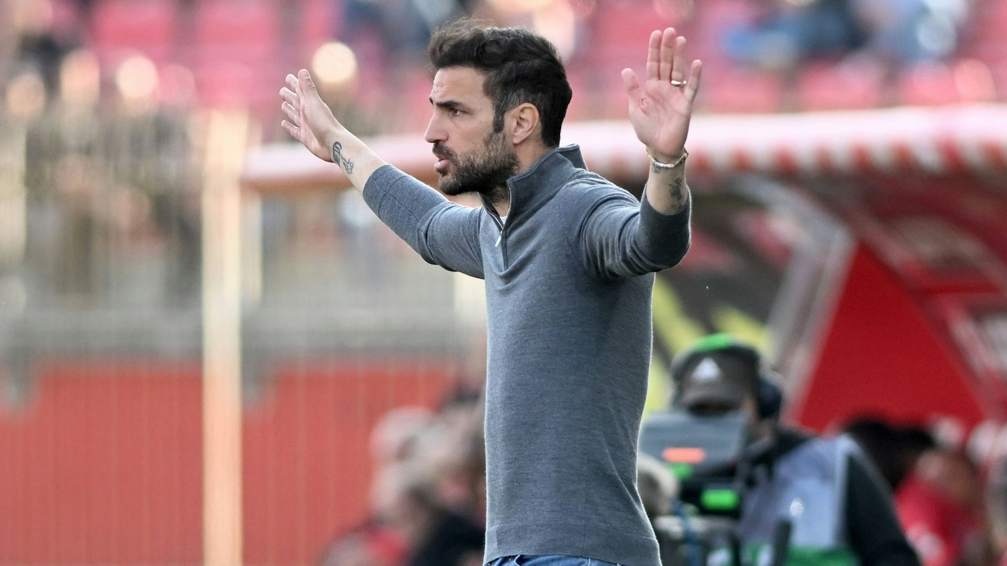 Cesc Fàbregas bei Como 1907 in Italien als Trainer am Spielfeldrand.