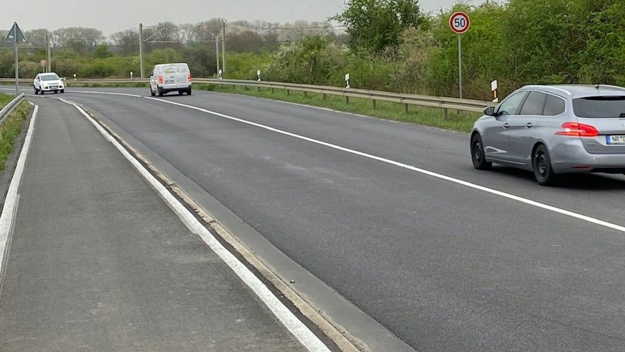 Am Donnerstag (10. April 2025) ist die Straßenmarkierung aufgetragen.