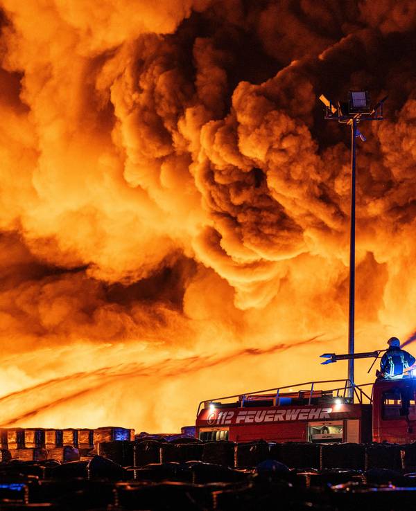 Einsatzkräfte der Feuerwehr löschen einen Brand auf dem Gelände einer kunststoffverarbeitenden Firma in einem Gewerbegebiet. In einem Gewerbegebiet in Ahlen ist ein großflächiger Brand ausgebrochen.