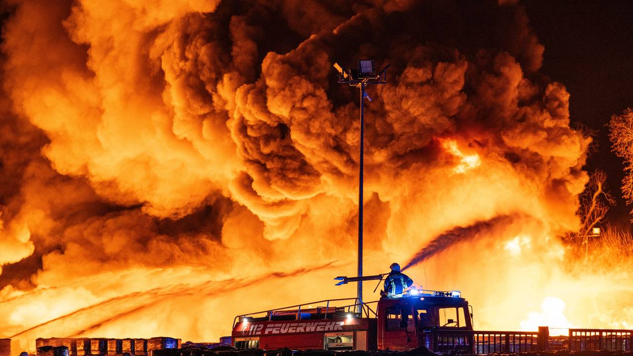 Einsatzkräfte der Feuerwehr löschen einen Brand auf dem Gelände einer kunststoffverarbeitenden Firma in einem Gewerbegebiet. In einem Gewerbegebiet in Ahlen ist ein großflächiger Brand ausgebrochen.