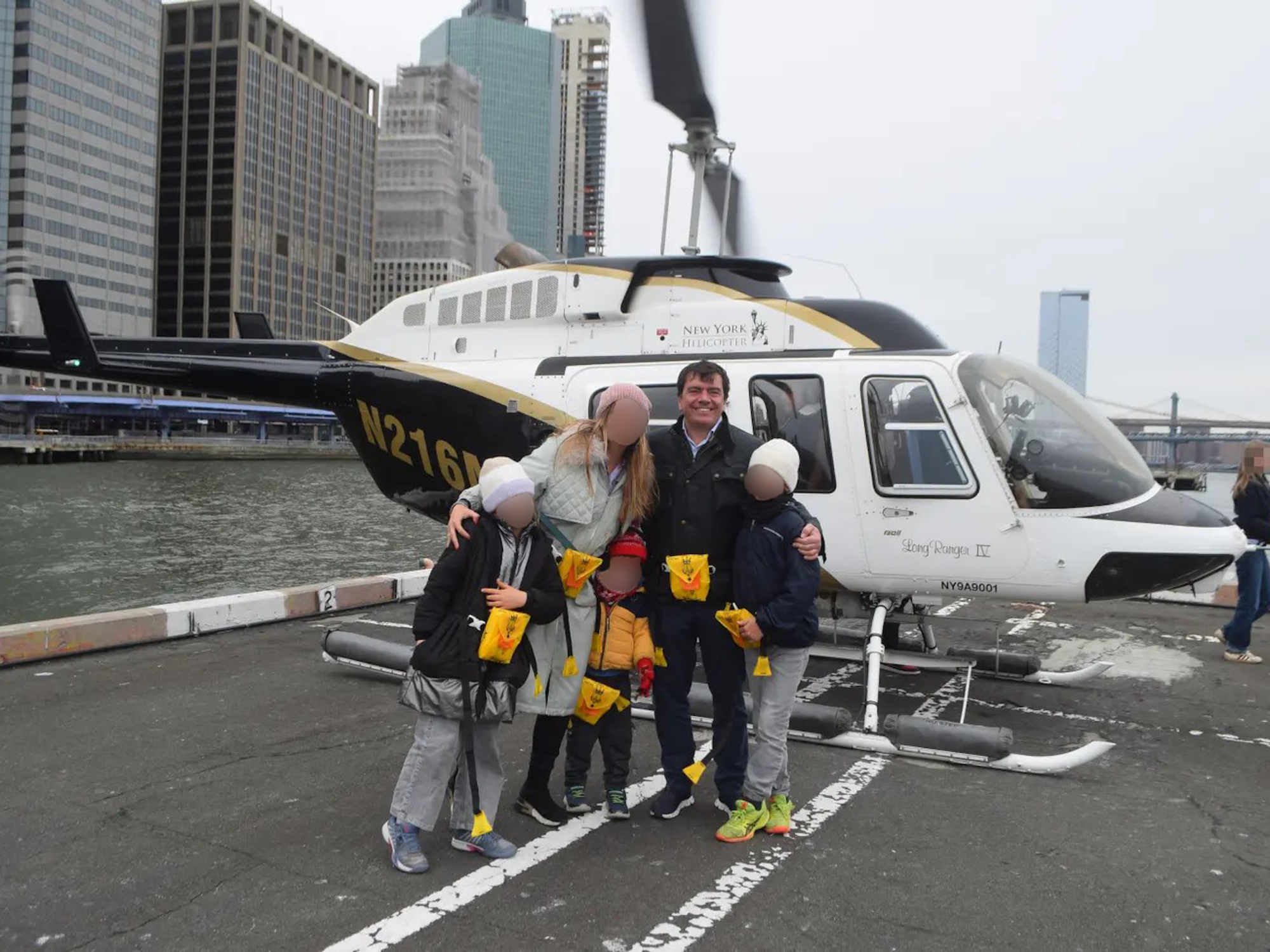 Hier lächelt die fünfköpfige Familie vor ihrem Helikopterrundflug über New York.