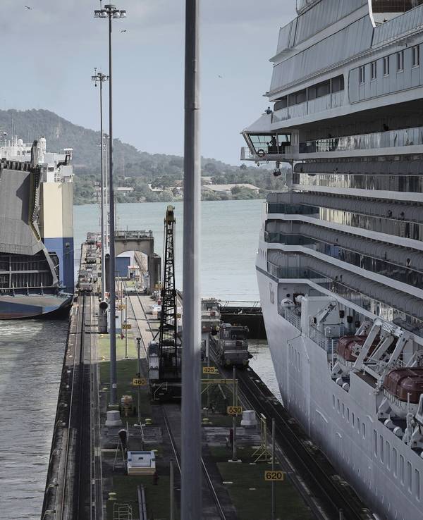 Zwei Schiffe passieren die Miraflores-Schleusen des Panamakanals in der Nähe von Panama-Stadt in Panama.