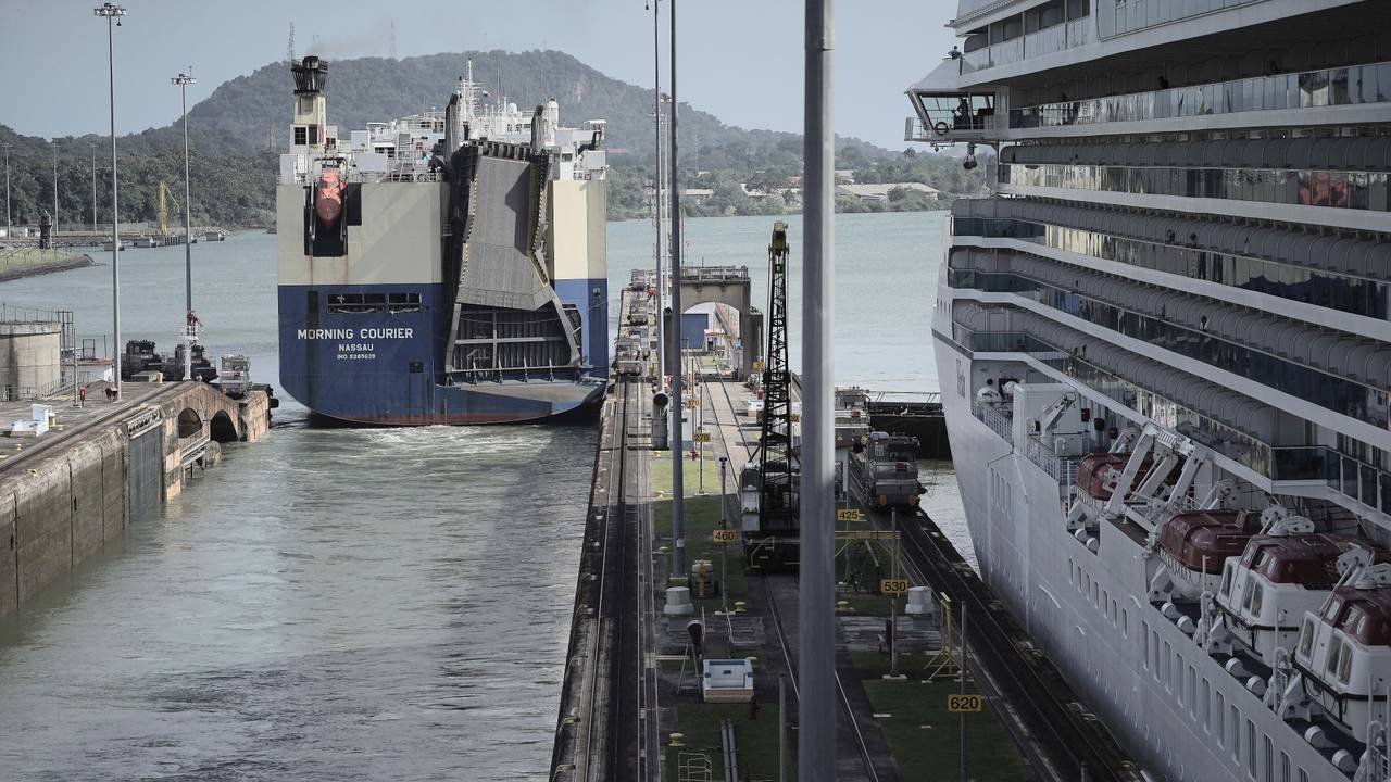 Zwei Schiffe passieren die Miraflores-Schleusen des Panamakanals in der Nähe von Panama-Stadt in Panama.