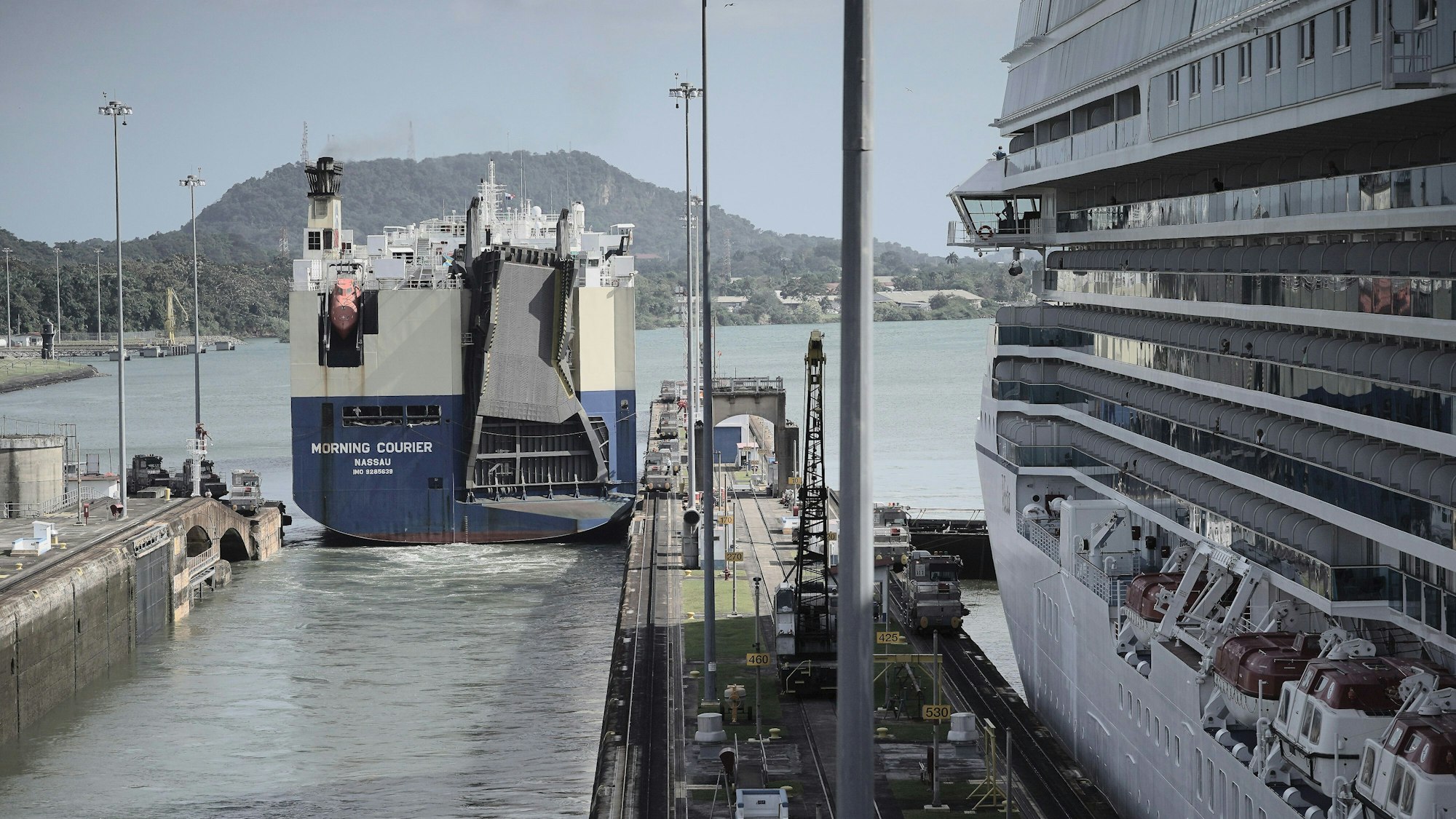 Zwei Schiffe passieren die Miraflores-Schleusen des Panamakanals in der Nähe von Panama-Stadt in Panama.