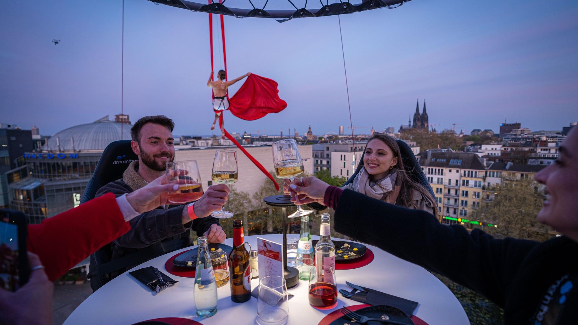 Gäste beim Showdinner in the Sky.