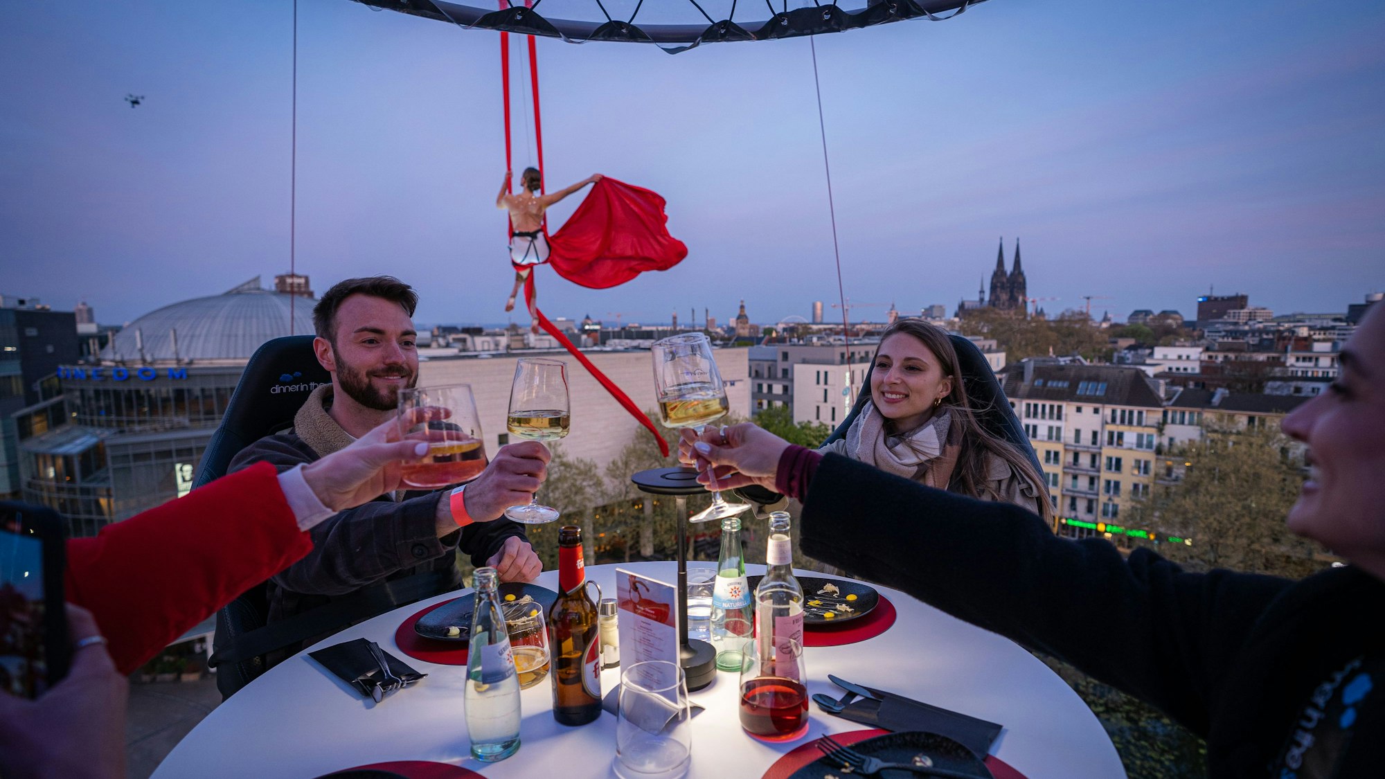 Gäste beim Showdinner in the Sky.