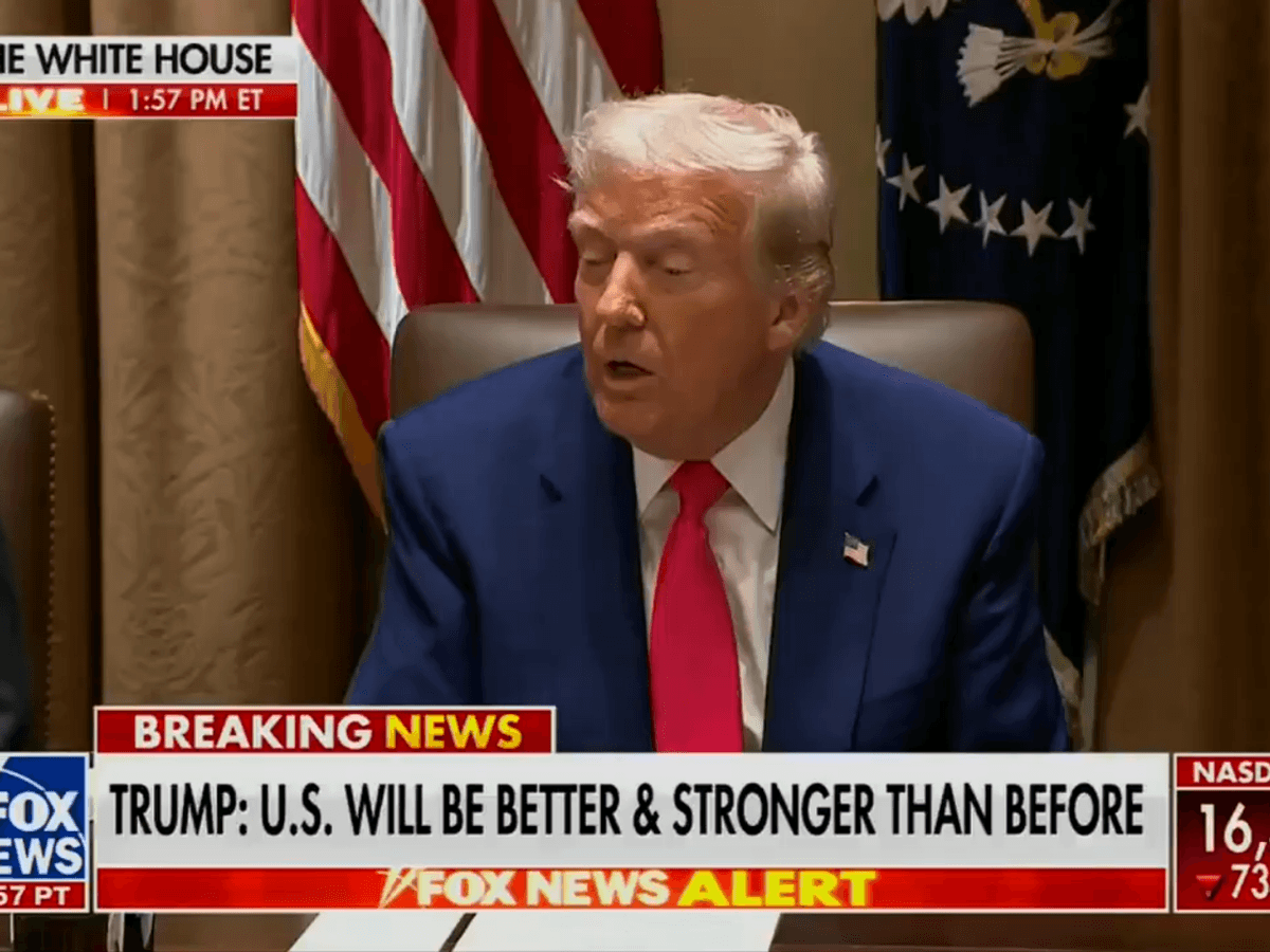 Donald Trump bei einer Pressekonferenz am 10. April, übertragen von Fox News.