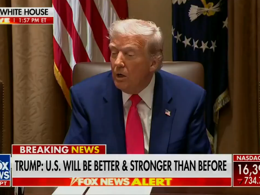 Donald Trump bei einer Pressekonferenz am 10. April, übertragen von Fox News.