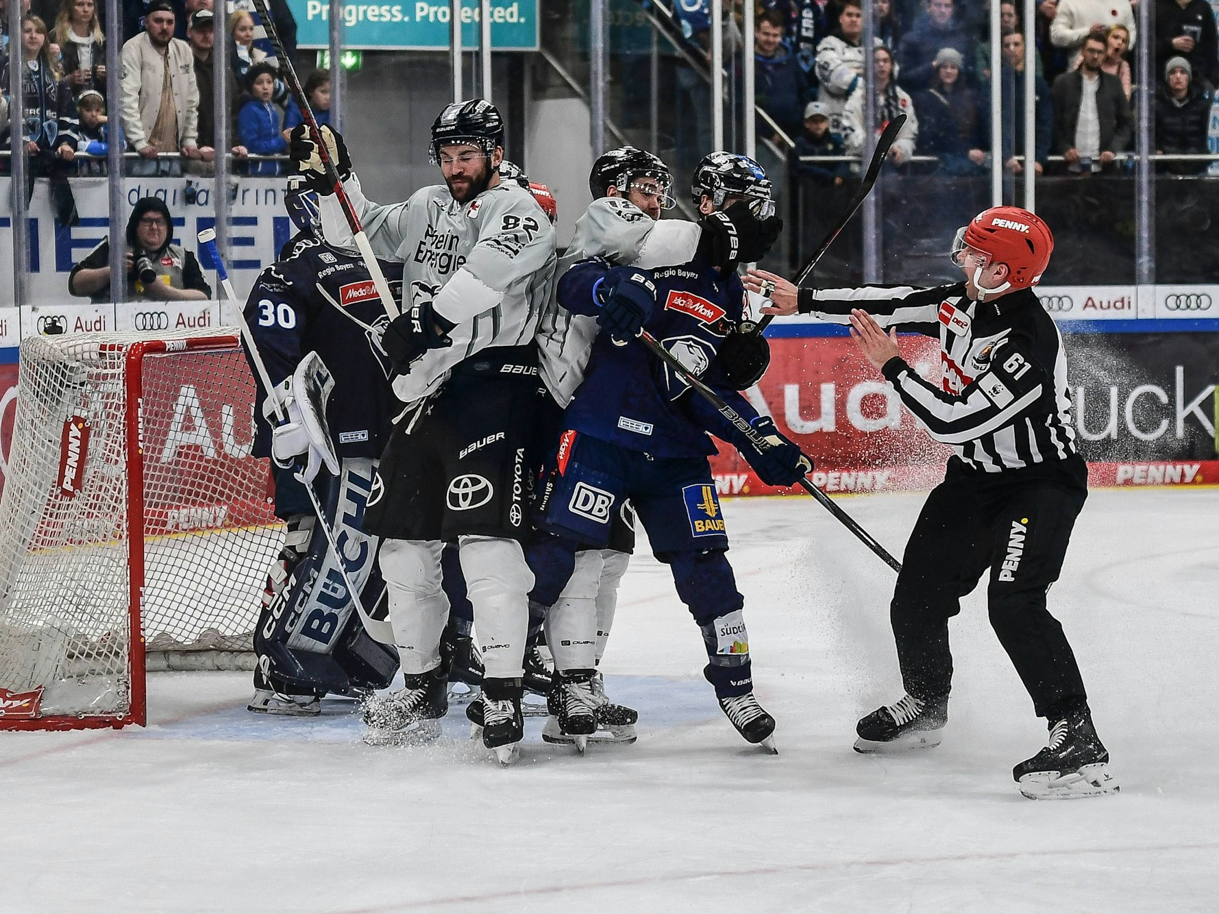 Die Spieler von Köln und Ingolstadt raufen sich vor dem Tor.