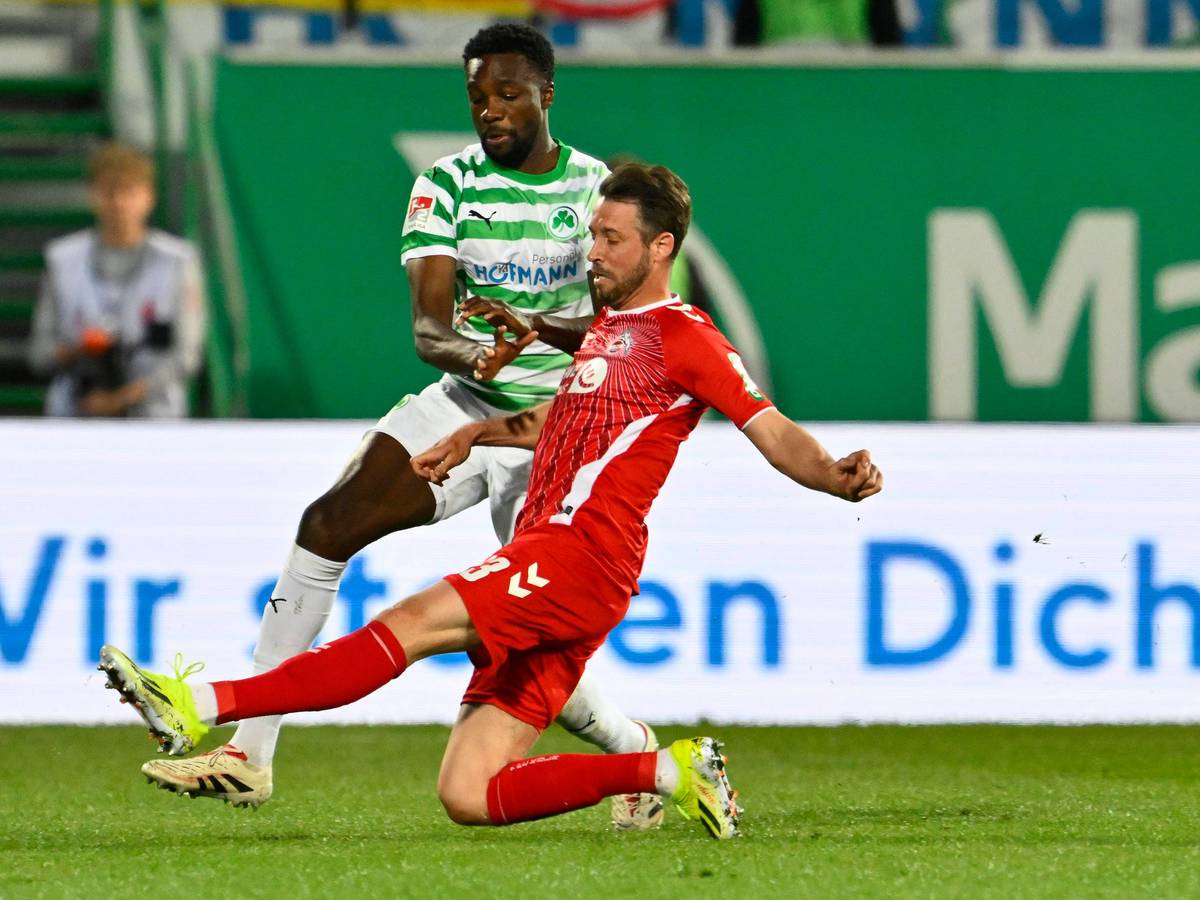 FC-Profi Mark Uth am Freitagabend (11. April 2025) im Zweikampf mit Fürths Gideon Jung.