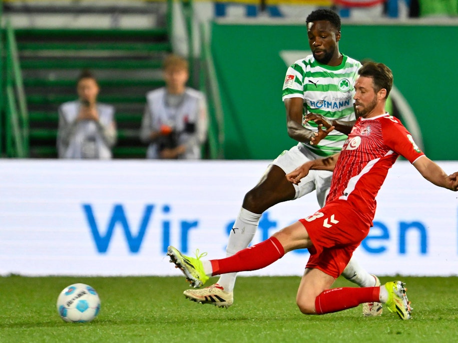 FC-Profi Mark Uth am Freitagabend (11. April 2025) im Zweikampf mit Fürths Gideon Jung.