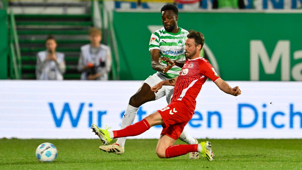 FC-Profi Mark Uth am Freitagabend (11. April 2025) im Zweikampf mit Fürths Gideon Jung.