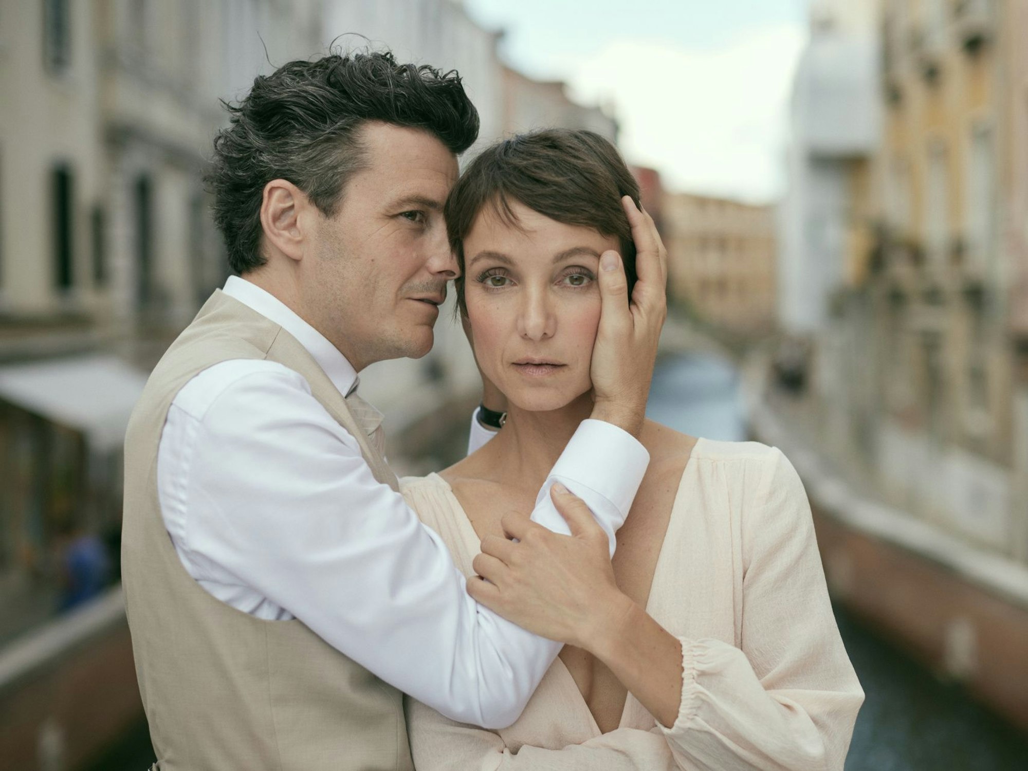 Hannes (Manuel Rubey) hält Judith (Julia Koschitz) am liebsten mit beiden Händen ganz fest.